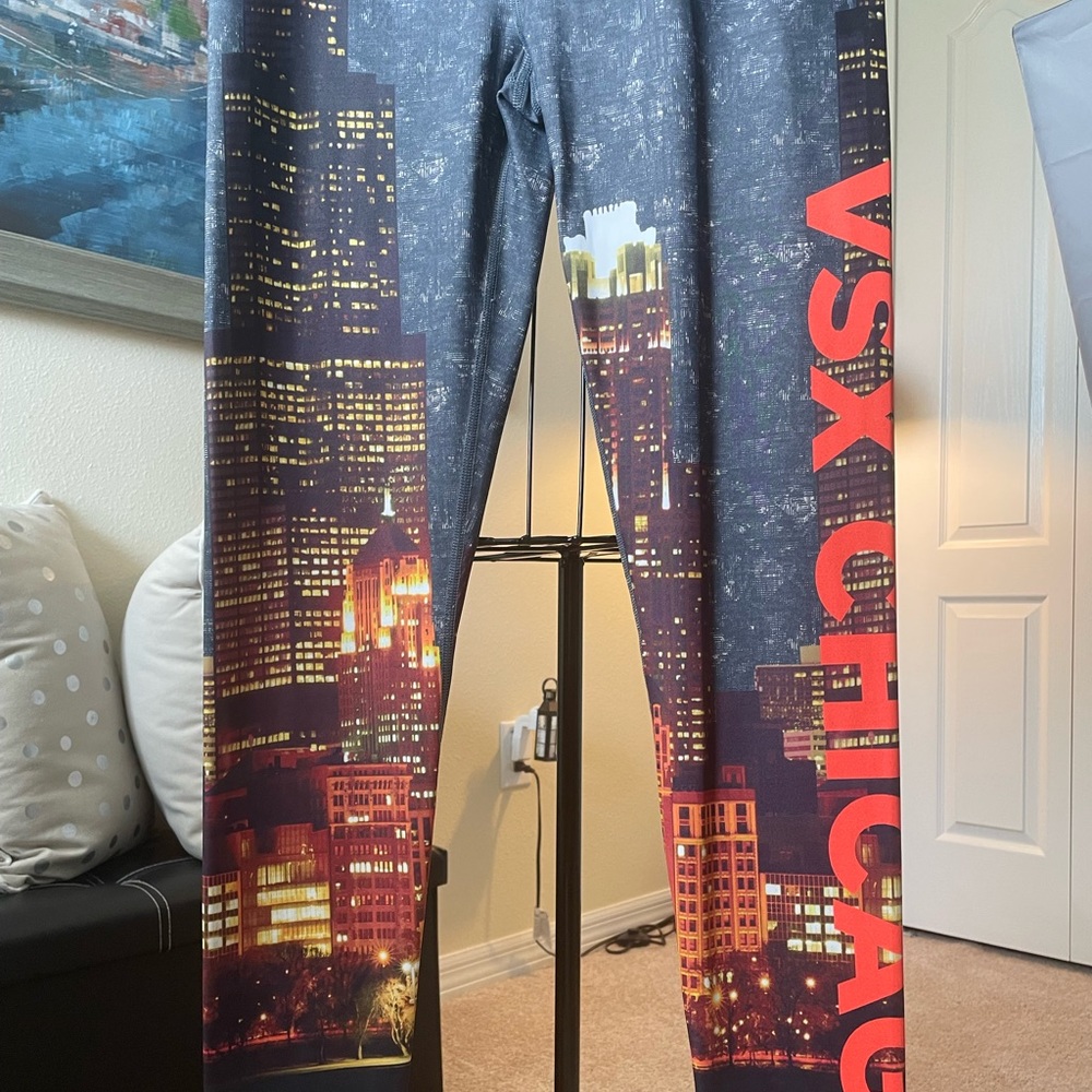 VICTORIA’S SECRET SPORT printed leggings Sz M Sold Out!!!! NWT